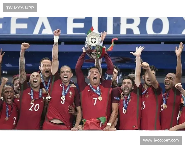 捷克前锋希季尔激烈对抗C罗瞬间展现精彩球场斗志与技艺争锋